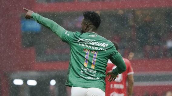 Stiven Mendoza, jugador colombiano de León. Stiven Mendoza, jugador colombiano de León.