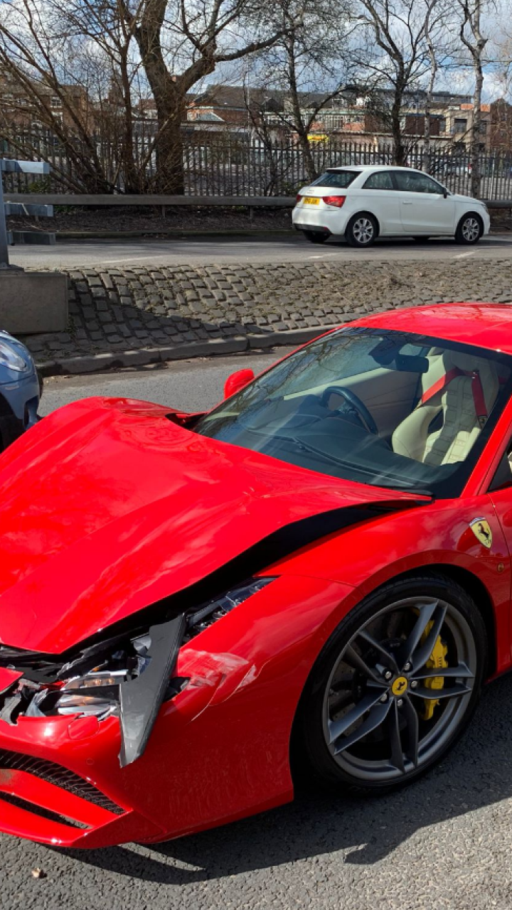 No duró ni 5 minutos: hombre salió del concesionario y estrelló su Ferrari. Vea cómo quedó