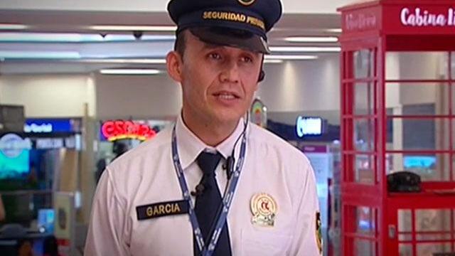 A punta de un librito, este paisa se convirtió en el primer vigilante bilingüe de Colombia
