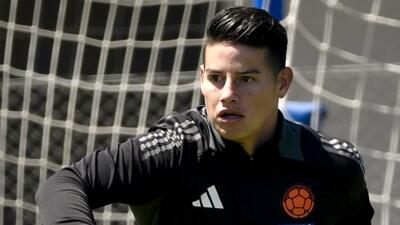 James Rodríguez, vencido por Rafael Santos Borré en Selección Colombia.jpg