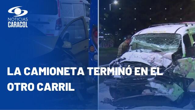 Carro acabó volcado en un caño de Bogotá tras chocar con dos vehículos Carro acabó volcado en un caño de Bogotá tras chocar con dos vehículos