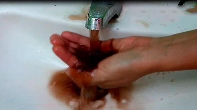 Habitantes de Puerto Boyacá denuncian que, a pesar de tener redes potables, el agua llega con barro