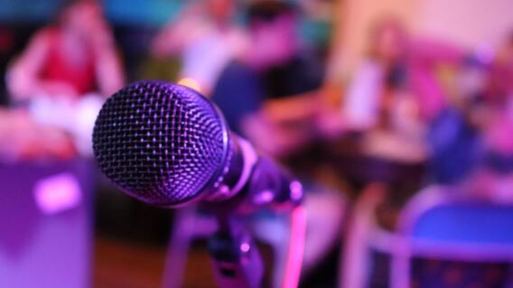 Mujer fue apuñalada por sacar a su esposo de un bar de karaoke Mujer fue apuñalada por sacar a su esposo de un bar de karaoke