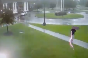 341475_BLU Radio // Hombre se salvó de ser alcanzado por un rayo // Foto: Captura video Twitter @actualidadRT