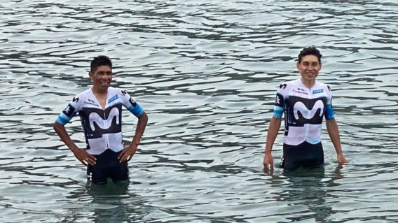 Nairo Quintana, ciclista colombiano del Movistar Team, junto a Einer Rubio en el mar de Albania