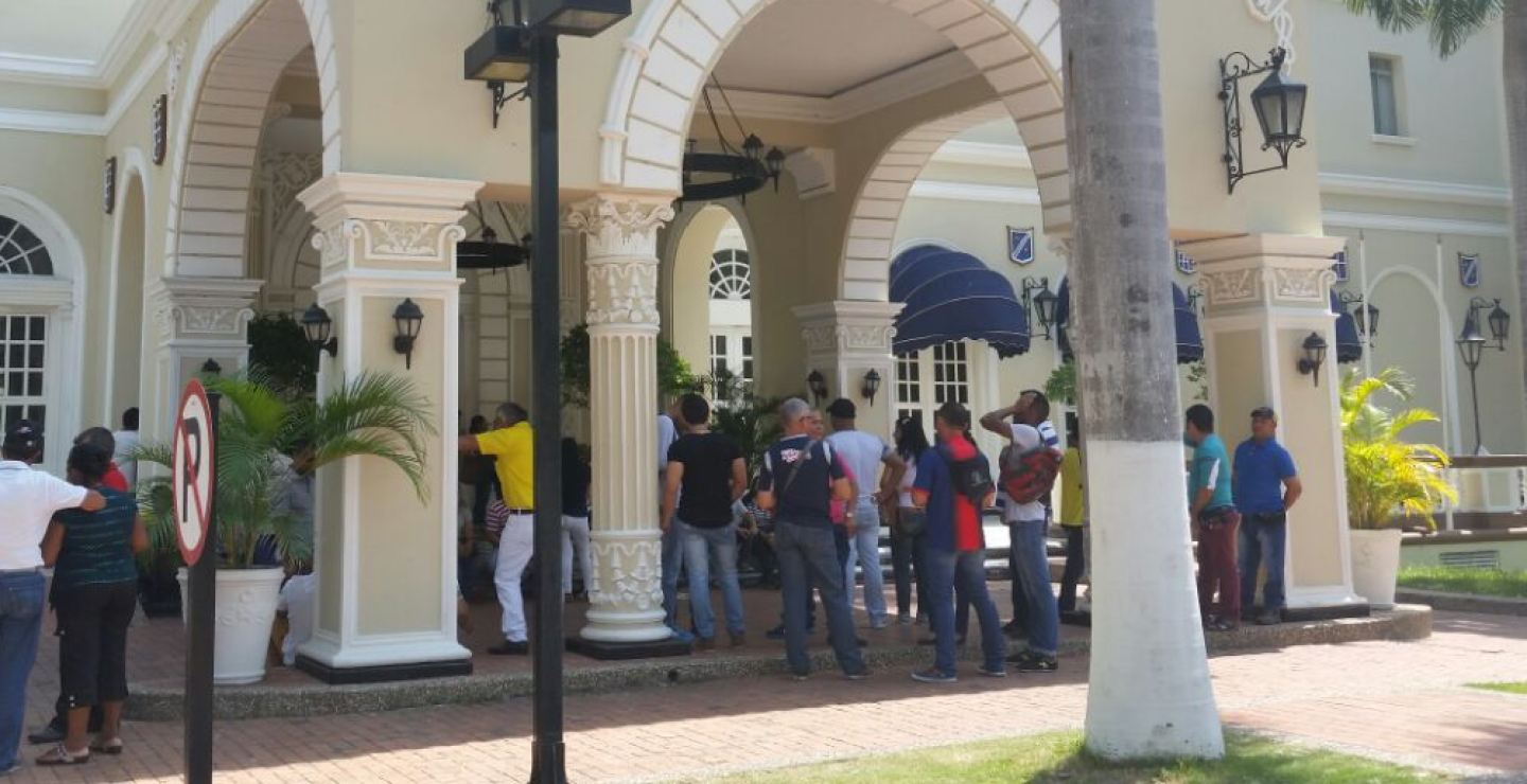 144919_Los trabajadores han estado protestando a las afueras del hotel. Foto: Archivo Blu