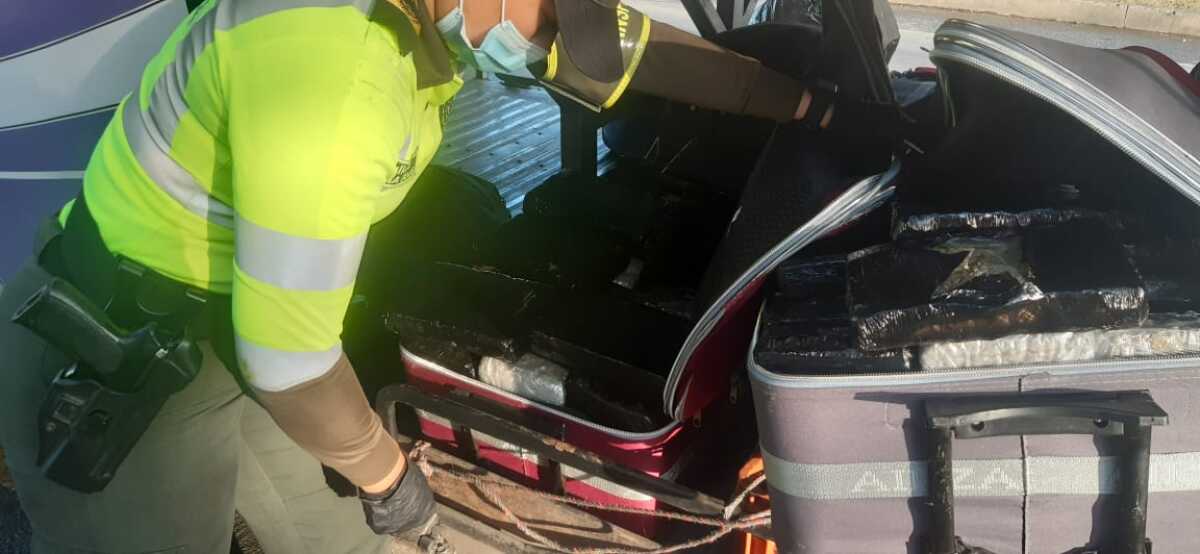 marihuana bus cali bogota pasajero capturado foto policia valle del cauca enero 16 2021.jpeg