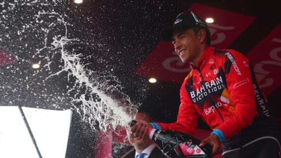 Celebración de Santiago Buitrago, ciclista colombiano del Bahrain Victorious, tras ganar una etapa en el Giro de Italia 2023 Celebración de Santiago Buitrago, ciclista colombiano del Bahrain Victorious, tras ganar una etapa en el Giro de Italia 2023