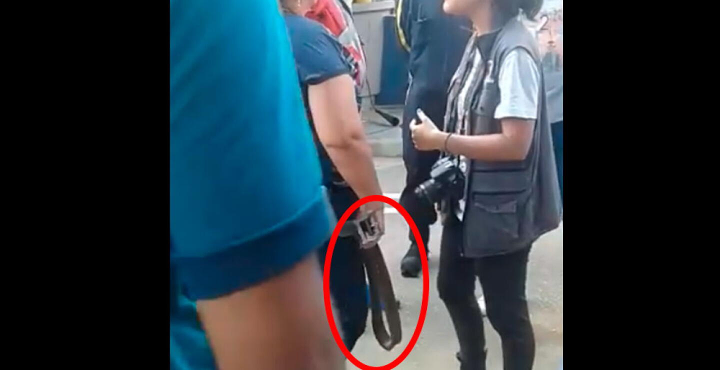 319511_Blu Radio // Madre busca a su hijo con una correa en medio de la protesta // Foto: Captura video Facebook