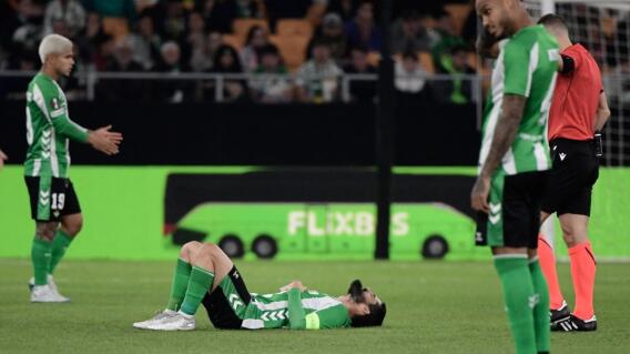 Isco, compañero del 'Cucho' Hernández en Betis, salió lesionado en juego de Europa League. 