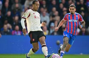 Daniel Muñoz (der.) en acción de juego con el Crystal Palace frente al Liverpool. 