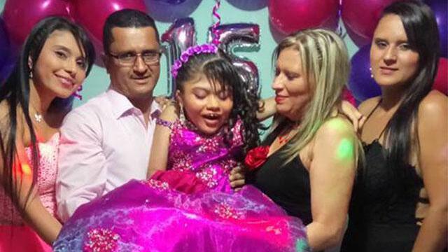 Padre hizo inolvidables los 15 de su hija con parálisis cerebral y el video conmueve a miles