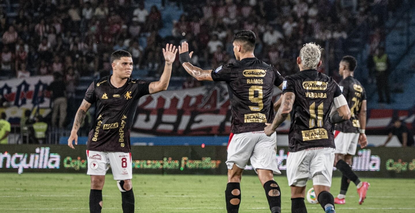 Juan Fernando Quintero en el partido de América contra Junior en Barranquilla. 