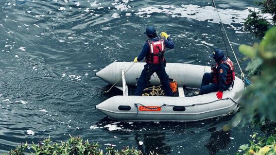 Por evitar robo dos jóvenes se lanzaron al río Bogotá; uno está desaparecido Por evitar robo dos jóvenes se lanzaron al río Bogotá; uno está desaparecido