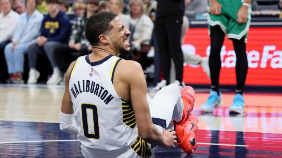 Tyrese Haliburton con mucho dolor, tras resbalarse. Tyrese Haliburton con mucho dolor, tras resbalarse.