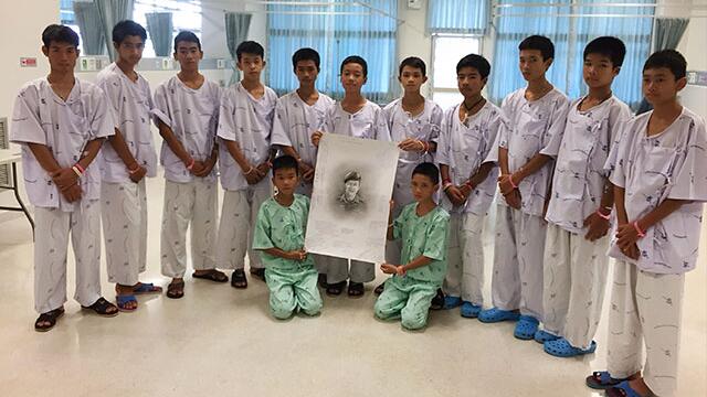 Niños rescatados de cueva en Tailandia lloran al buzo que murió durante rescate