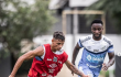 Steven Mendoza (der.), futbolista colombiano que milita en el Santos de Brasil.