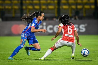 Acción de juego del partido entre Santa Fe y Universidad de Chile en la Copa Libertadores femenina