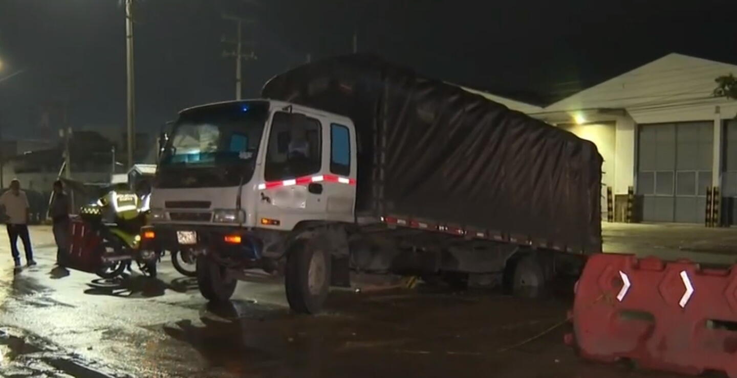En medio de torrencial aguacero en Barranquilla, jóvenes intentaron atracar a conductor de camión