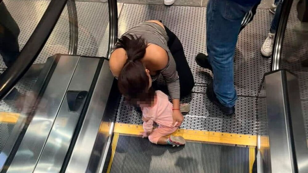 Niña atrapada en una escalera eléctrica en El Salvador