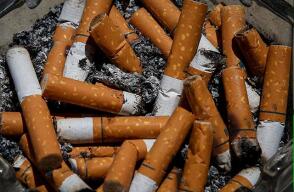 Cerca de colegios y en las narices de policías, así les venden cigarrillos a menores en Bogotá