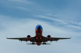 Hombre fallece en avión