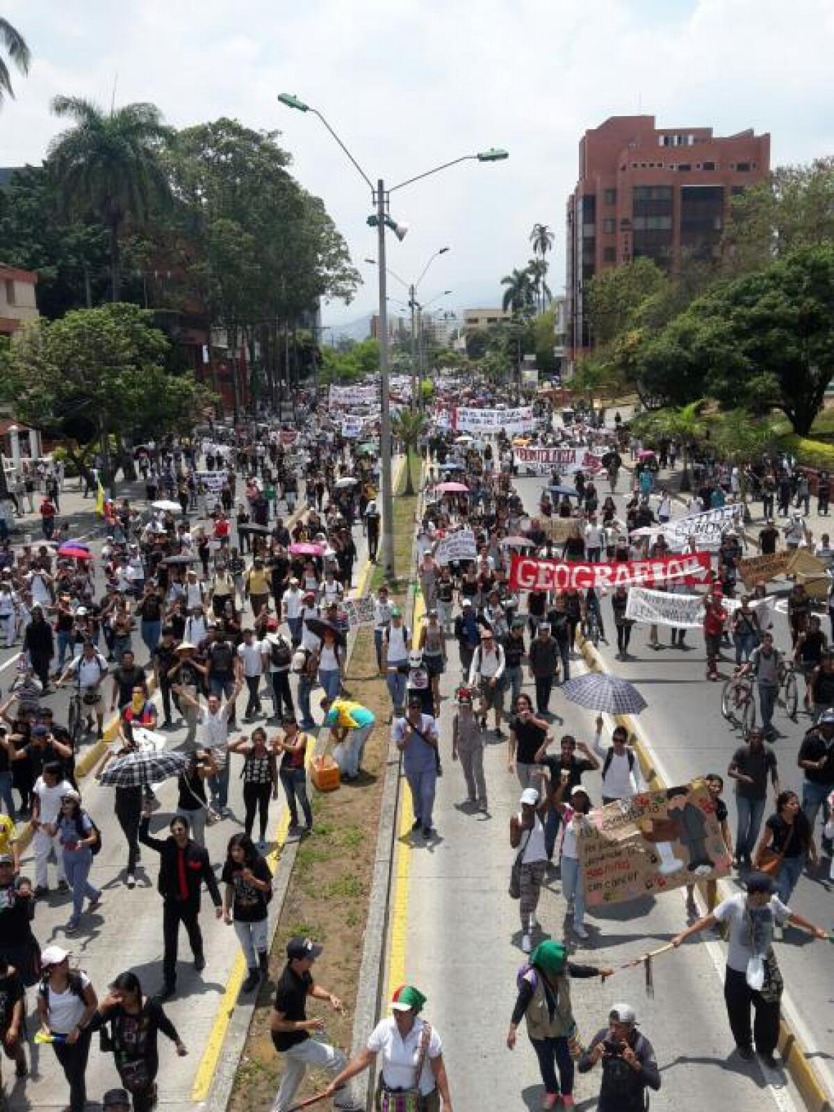 15 mil personas en Cali participan en marchas sociales