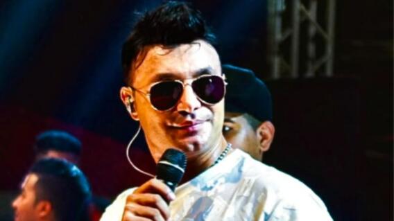Fan del cantante Alfonso Stummo le 'acarició' más de la cuenta; un incómodo momento Fan del cantante Alfonso Stummo le 'acarició' más de la cuenta; un incómodo momento
