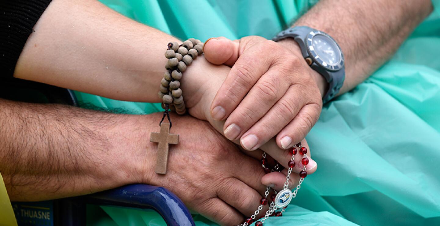 En la solemne misa en el Jubileo de los enfermos, el evangelio del día fue interpretado por primera vez por un grupo de discapacitados mentales vestidos con trajes de la época de Jesús que representaron con gestos el relato de la mujer pecadora que derram