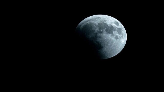 ¿Cómo llegó allí? Científicos descubren hielo en la Luna