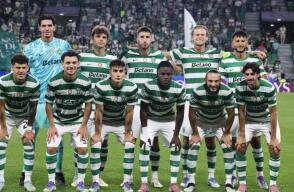 Luis Javier Suárez en la formación del Sporting Lisboa contra Kairat por la Champions League.