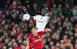 Dávinson Sánchez en acción de juego con el Galatasaray frente a Manchester United, por la Champions League. 