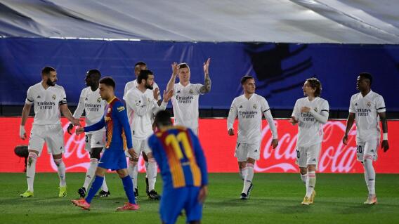 Barcelona y Real Madrid se enfrentan este domingo en la Liga de España. Barcelona y Real Madrid se enfrentan este domingo en la Liga de España.