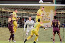 Acción de juego entre Tolima y Bucaramanga por cuadrangulares de Liga BetPlay II-2025.