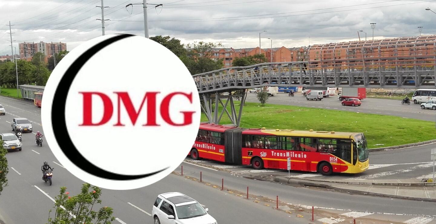 Logo de DMG junto al puente peatonal de la estación Terminal de TransMilenio. 