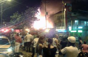 285262_Blu Radio / Dos personas lesionadas dejó incendio que consumió una vivienda en el oriente Cali. Foto: Cortesía.