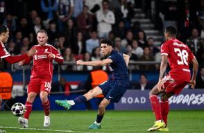 Acción de juego entre PSG y Liverpool, por la ida de los cuartos de final de la Champions League. 