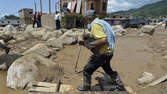 Decenas de personas deambulan sobre el lodo de Mocoa en busca de sus familiares desaparecidos