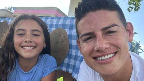 James Rodríguez compartiendo junto a su hija Salomé. James Rodríguez compartiendo junto a su hija Salomé.