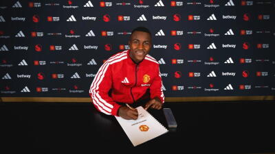 Cristian Orozco fue oficializado como nuevo jugador del Manchester United. 