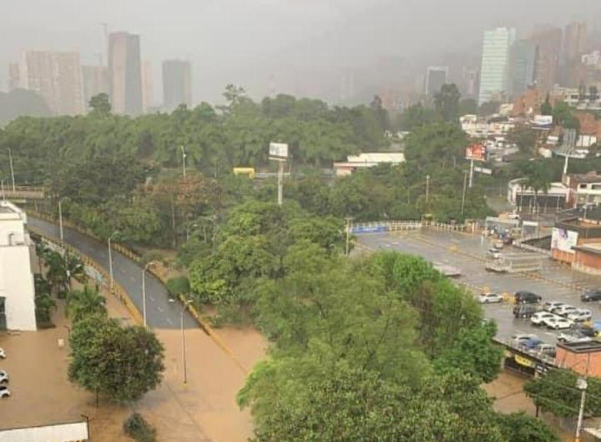 Inundaciones en Medellín debido a las fuertes lluvias en la tarde de