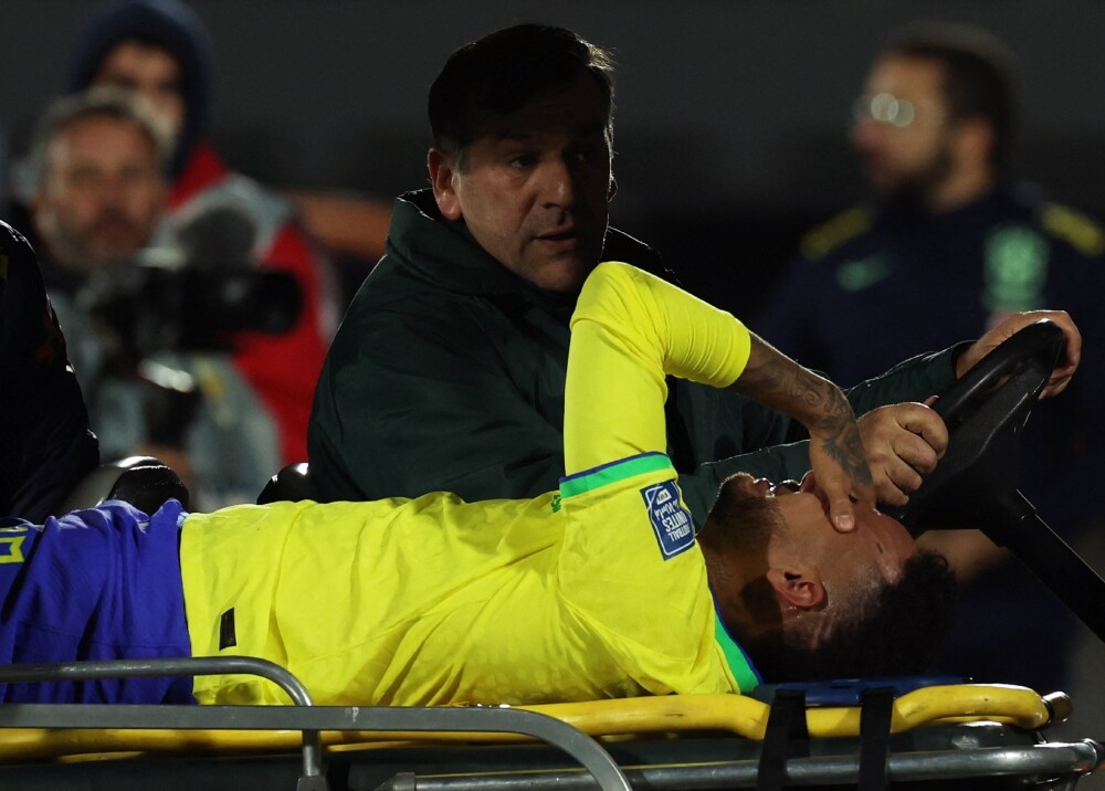 Neymar sale lesionado del estadio Centenario.jpg Neymar sale lesionado del estadio Centenario.jpg