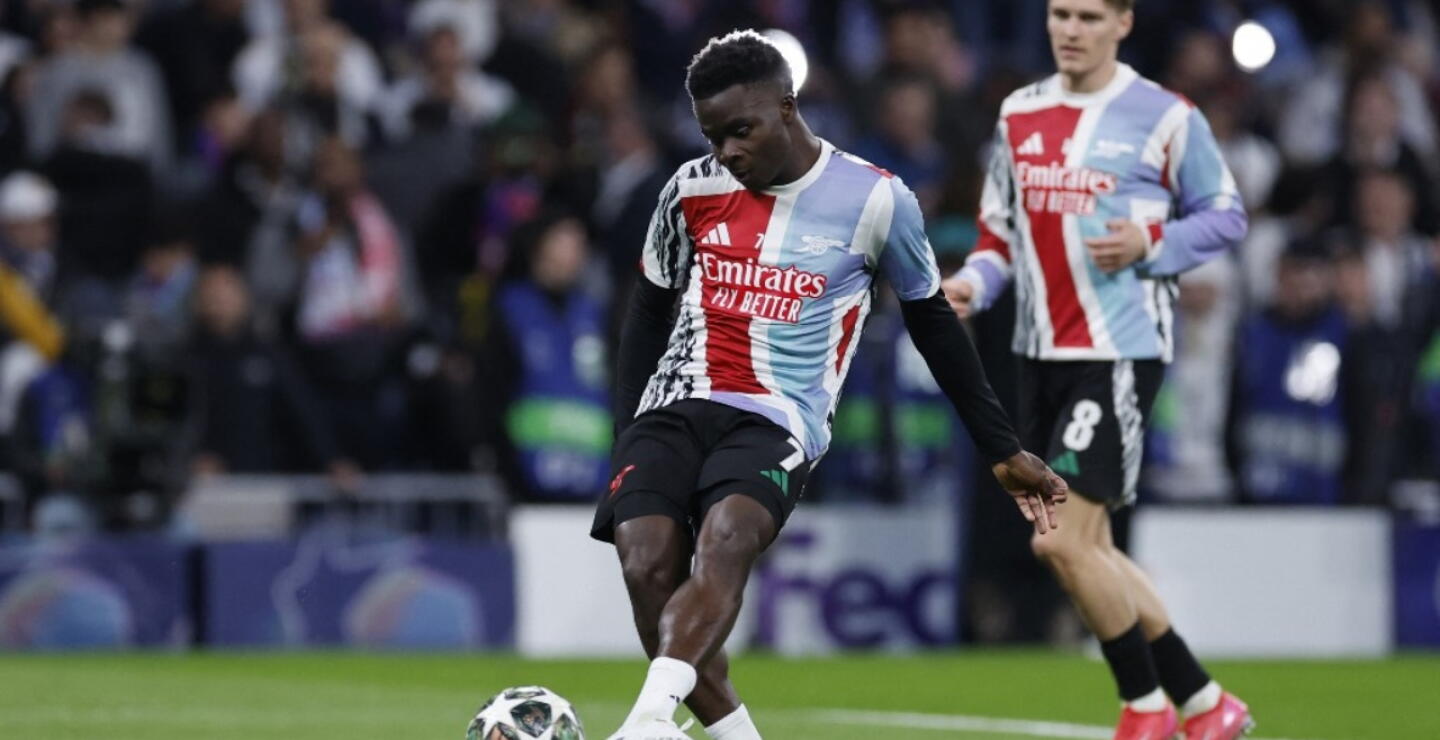 Bukayo Saka en el calentamiento previo al juego contra Real Madrid en el Bernabéu. 