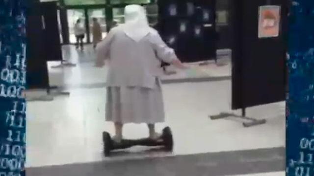 De la mano de Dios: monja de 78 en patineta es toda una celebridad en redes sociales
