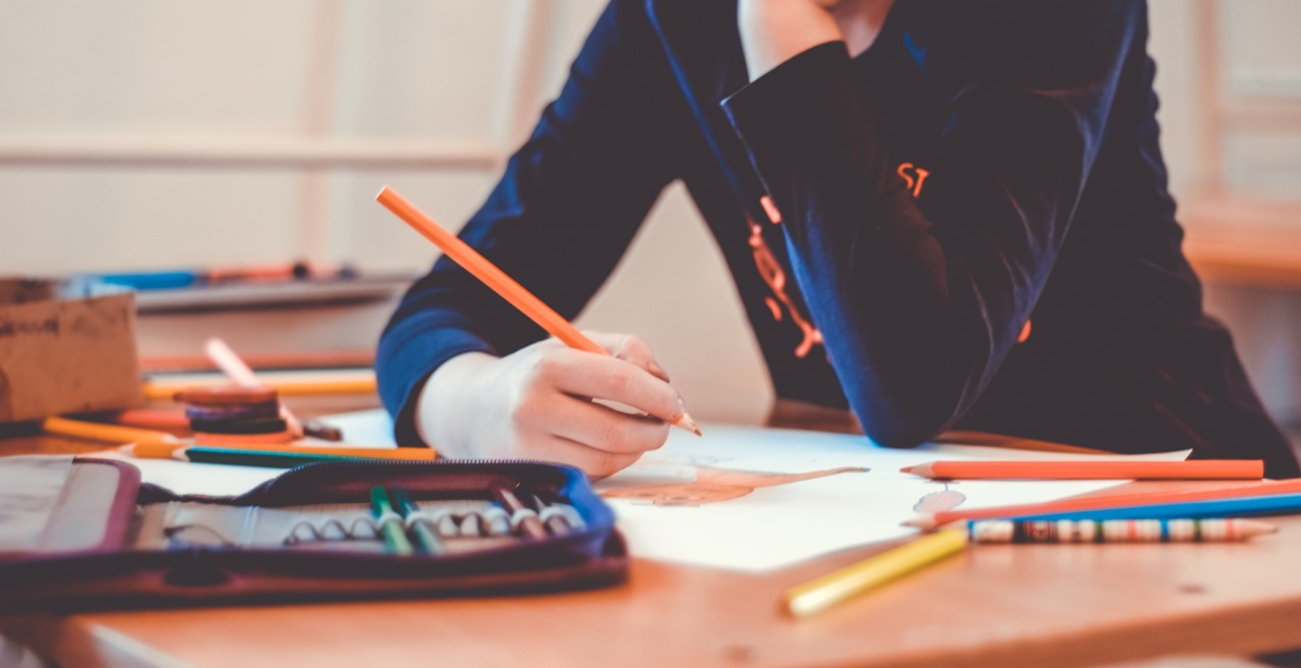 Para el regreso a clases debe estar en un espacio tranquilo y libre de distracciones, lo que permitirá a los niños y jóvenes prestar la debida atención a sus responsabilidades académicas.
