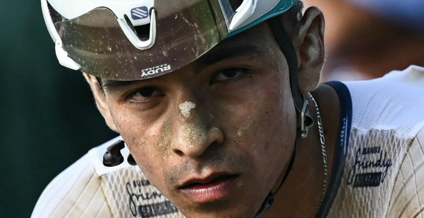 Santiago Buitrago durante competencia con el equipo Bahrain Victorious 