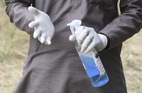 364212_Uso de guantes en época de coronavirus - AFP