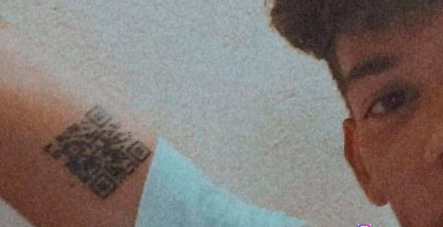 Estudiante en Italia se tatúa su pasaporte covid en el brazo
