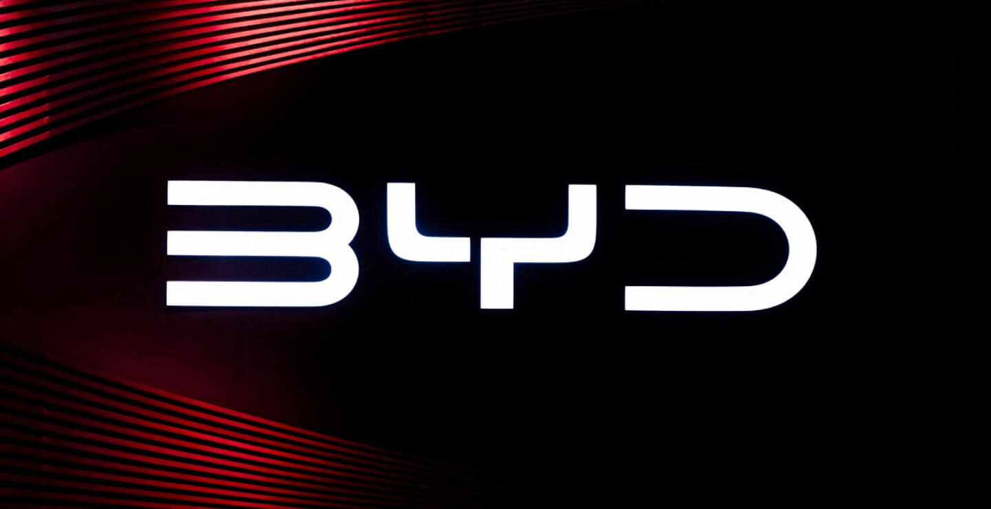 El logotipo del fabricante chino de vehículos eléctricos BYD se muestra en el Salón Internacional del Automóvil de Bangkok 2025, en el recinto de convenciones Impact Arena en Bangkok, el 24 de marzo de 2025.