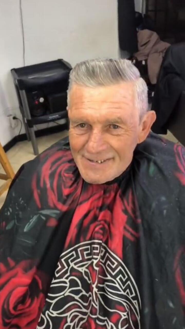 El gran gesto de un hombre con habitante de calle que estaba buscando comida en la basura